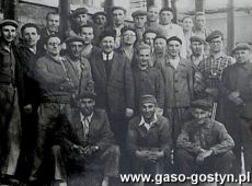 2623.Rozbudowa Huty Szkla w Gostyniu - ostatnia zaloga huty pracujaca na polautomatach (maj 1961 r.)