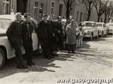 2627.Prcownicy Powiatowej Kolumny Transportu Sanitarnego w Gostyniu (1 maja 1965 r.)