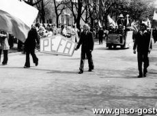 2628.Pracownicy Pleszewskiej Fabryki Aparatury w pochodzie 1-majowym w Gostyniu.JPG