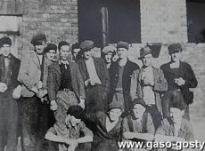 2632.Huta Szkla w Gostyniu - zaloga bioraca udzial w czynie spolecznym przy modernizacji zakladu (1955 r.)