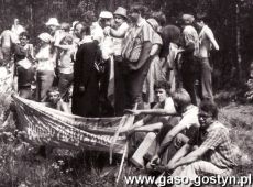 2636.Pielgrzymka mlodziezy gostynskiej do Gniezna na spotkanie z Ojcem Sw. Janem Pawlem II (03.06.1979 r.)