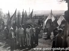 2637. Grono pedagogiczne i mlodziez Liceum Ogolnoksztalcacego w pochodzie 1-majowym (Gostyn, 1 maja 1987 r.)