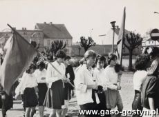 2639.Grono pedagogiczne i mlodziez Liceum Ogolnoksztalcacego w pochodzie 1-majowym (Gostyn, 1 maja 1987 r.)