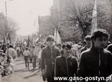 2642.Grono pedagogiczne i mlodziez Liceum Ogolnoksztalcacego w pochodzie 1-majowym (Gostyn, 1 maja 1987 r.)