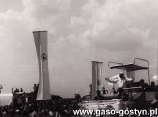 2642.Pielgrzymka mlodziezy gostynskiej do Gniezna na spotkanie z Ojcem Sw. Janem Pawlem II (03.06.1979 r.)