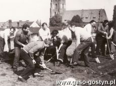 2644.Czyn spoleczny przy budowie pomnika na Gorze Zamkowej w Gostyniu (1974 r.)