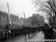 2645.Gostynianie w pochodzie pierwszomajowym (ul. Swierczewskiego w Gostyniu)