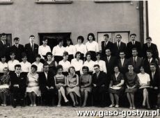 2648.Maturzysci i grono profesorskie Liceum Ogolnoksztalcacego w Gostyniu (1964 r.)