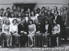 2649.Uczniowie Liceum Ogolnoksztalcacego w Gostyniu z wychowawca Zygmunetam Jagla (1976 r.)