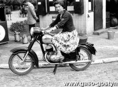 266. Jawa 250 przy stacji benzynowej na Placu Karola Marcinkowskiego w Gostyniu