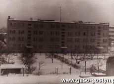 2670.  W 1980 roku przy ulicy Cukrowniczej oddano do uzytku 24-rodzinny blok mieszkalny dla pracownikow gostynskiej Cukrowni