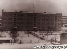 2670.  W 1980 roku przy ulicy Cukrowniczej oddano do uzytku 24-rodzinny blok mieszkalny dla pracownikow gostynskiej Cukrowni