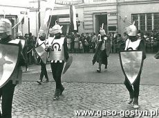 2678. W 1978 roku polaczono pochody, 1-majowy i pochod wiekow z okazji 700-lecia Gostynia)-uczniowie Szkoly Podstawowej nr 2