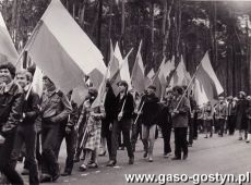 2679.Uczniowie Szkoly Podstawowej nr 3 w Gostyniu w pochodzie 1-majowym (1982 r.)