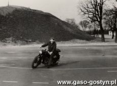 268. Popisy motocyklowe na placu przy Gorze Zamkowej w Gostyniu (ok. 1975 r.)