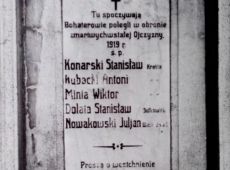 2683.Grob zbiorowy z pomnikiem i marmurowa tablica z nazwiskami powstancow z terenu Krobi poleglych w walce z zaborca niemieckim w czasie Powstania Wielkopolskiego 1918-1919 (Krobia, 1976 r.)