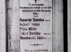 2683.Grob zbiorowy z pomnikiem i marmurowa tablica z nazwiskami powstancow z terenu Krobi poleglych w walce z zaborca niemieckim w czasie Powstania Wielkopolskiego 1918-1919 (Krobia, 1976 r.)