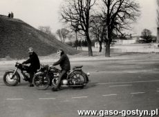 269. Popisy motocyklowe na placu przy Gorze Zamkowej w Gostyniu (ok. 1975 r.)