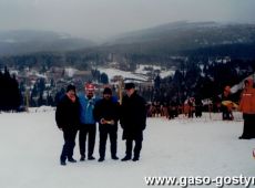 2692. Pracownicy gostynskiej Spoldzielni Mleczarskiej na pucharze swiata w lotach narciarskich w Harrachovie (2002 r.)