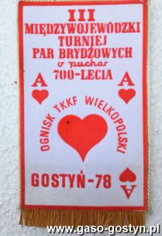 27. Proporczyk wydany na turniej brydzowy z okazji 700-lecia Gostynia (1978 r.)