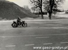 270. Popisy motocyklowe na placu przy Gorze Zamkowej w Gostyniu (ok. 1975 r.)