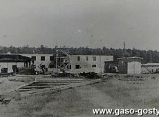 2702.Huta Szkla w Gostyniu - budowa nowego biurowca (1959 r.).JPG