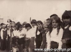 2707.Szkola Podstawowa nr 3 w Gostyniu - klasa II (rozpoczecie roku szkolnego 1974-1975)