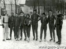 2712. Reprezentacja LO w Gostyniu - zdobywcy I miejsca w jezdzie szybkiej na lodzie w punktacji laczonej podczas II Zimowych Igrzysk Mlodziezy Szkolnej, ktore 9 lutego 1979 roku odbyly sie w Lesznie