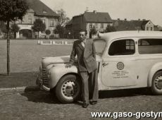 2734.Rynek w Gostyniu - sanitarka Skoda Tudor Powiatowej Kolumny Transportu Sanitarnego w Gostyniu (1954 r.)