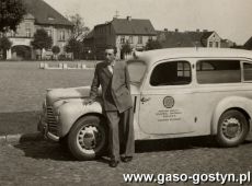 2734.Rynek w Gostyniu - sanitarka Skoda Tudor Powiatowej Kolumny Transportu Sanitarnego w Gostyniu (1954 r.)