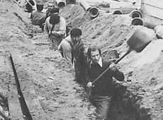 274.Budowa kanalizacji do przedszkola(czyn spoleczny pracownikow Huty Szkla w Gostyniu - 1968r.).JPG