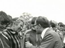 2740.Zawody druzyn medyczno-sanitarnych w Lesznie (1 czerwca 1980 r.) - puchar i dyplom za zdobycie III miejsca odbiera prof.Regina Bosakowska i Lucyna Kowalska