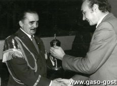 2740.Zygmunt Kolakowski-kapelmistrz Orkiestry Detej gostynskiej Cukrowni odbiera puchar przyznany podczas Przegladu Chorow i Orkiestr Detych Wojewodztwa Leszczynskiego z okazji 40-lecia PRL (1984 r.)