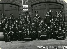 2741.Orkiestra Deta gostynskiej Cukrowni przed wartownia Zakladowej Ochotniczej Strazy Pozarnej (w srodku dyr Tadeusz Lukowski)