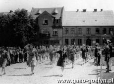 2742. Rynek w Krobi - przemarsz harcerzy (II polowa lat 40. XX wieku)