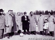 277. Zarzad KS Kania Gostyn (1961 r.), od lewej stoja Muszynski, Wojciechowski, Nowak, Plackowski, Dutkiewicz, Osieka-prezes, Sobierajski, Szymanski