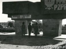 2792.Inauguracja Tygodnia Sportu Szkolnego w Liceum Ogolnoksztalcacym w Gostyniu (28 maja 1977 r.)-zlozenie wiazanki kwiatow pod pomnikiem na Gorze Zamkowej