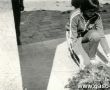 2793.Inauguracja Tygodnia Sportu Szkolnego w Liceum Ogolnoksztalcacym w Gostyniu (28 maja 1977 r.)-zlozenie wiazanki kwiatow pod pomnikiem na Gorze Zamkowej
