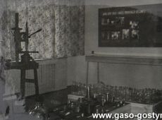 2799. Izba pamieci robotniczej (sala ekspozycyjna) w Wielkopolskiej Hucie Szkla w Gostyniu (1982 r.).JPG