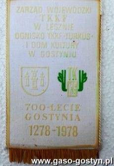28. Proporczyk wydany na turniej brydzowy z okazji 700-lecia Gostynia (1978 r.)