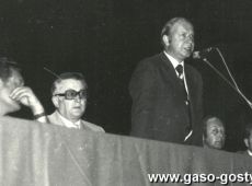 2806.Zakladowy Dom Kultury Hutnik w Gostyniu - inauguracja roku szkolnego dla uczniow Zespolu Szkol Zawodowych (1980 r.), przemawia Andrzej Zimniak (wizytator Kuratorium Oswiaty  Wychowania)