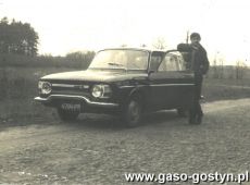 2813. Samochod Renault 10 proboszcza starogostynskiej parafii ks. Pawla Kruszony (Stary Gostyn, ok. 1969 r.)