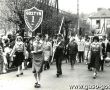 2824. Nauczyciele i uczniowie Szkoly Podstawowej nr 1 w Gostyniu w pochodzie 1-majowym (1 maja 1978 r.)