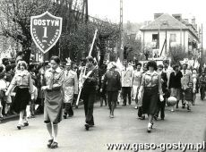 2824. Nauczyciele i uczniowie Szkoly Podstawowej nr 1 w Gostyniu w pochodzie 1-majowym (1 maja 1978 r.)