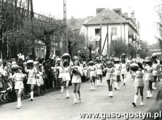 2826. Uczennice  Szkoly Podstawowej nr 1 w Gostyniu w pochodzie 1-majowym (1 maja 1978 r.)