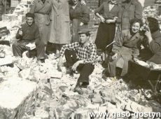2829.Wyburzane dawnej cegielni Niemca Paula Schulza, z murow wybudowano nowy zaklad Spoldzielni Pracy Przenyslu Skorzanego (Gostyn, okolo 1950 r.)-pracownicy spoldzielni przy pracach rozbiorkowych