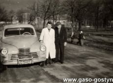 2837.Pracownicy Powiatowej Kolumny Transportu Sanitarnego w Gostyniu przed szpitalem na Placu Karola Marcinkowskiego (1958 r.)