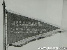 2839.Proporzec przechodni Zarzadu Glownego Zwiazku Zawodowego jaki otrzymala zaloga Huty Szkla w Gostyniu na wlasnosc za dobre wyniki we wspolzawodnictwie pracy (1952 r.)