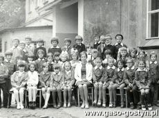 284.Klasa I b SP 1 w Gostyniu (wych. Aldona Czajczynska)-1975r.