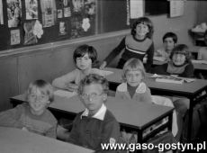 2848.Uczniowie Szkoly Podstawowej nr 1 im. Czarnego Legionu w Gostyniu (1983 r.)